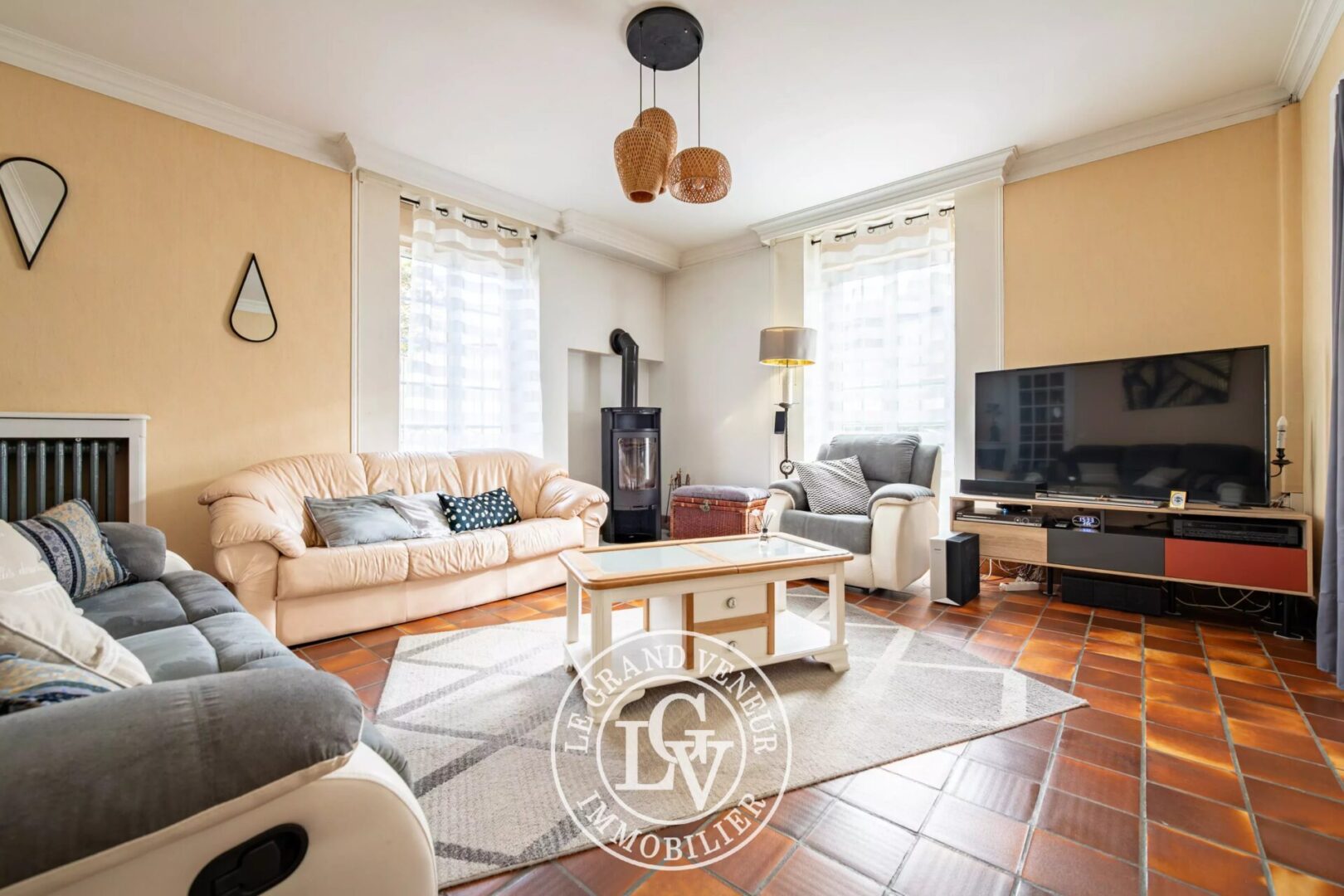 PROCHE MILLY LA FORÊT – ENSEMBLE IMMOBILIER MIXTE : MAISON D&rsquo;HABITATION – LOCAUX PROFESSIONNELS – BUREAUX – GARAGES – SOIT 1015M² DE SURFACES EXPLOITABLES