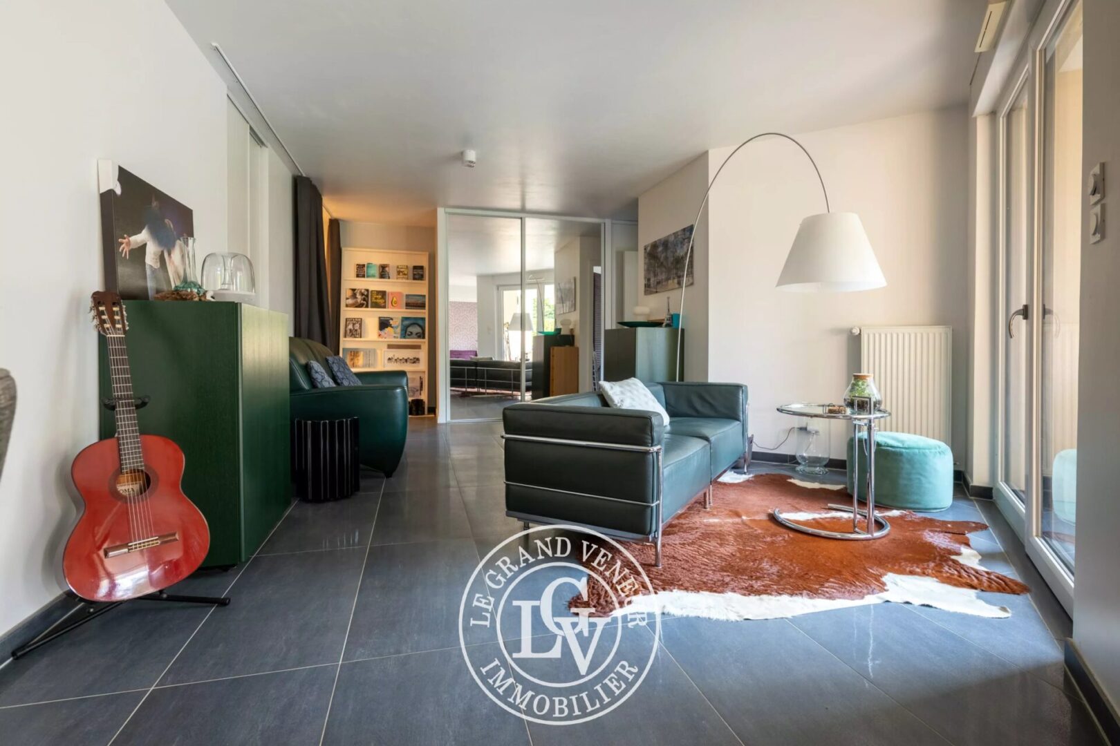 FONTAINEBLEAU – ÉLÉGANT APPARTEMENT DE 93M2 AVEC TERRASSE, JARDIN ET STATIONNEMENT PRIVATIFS DANS RÉSIDENCE RÉCENTE ET SÉCURISÉE – 2 CHAMBRES