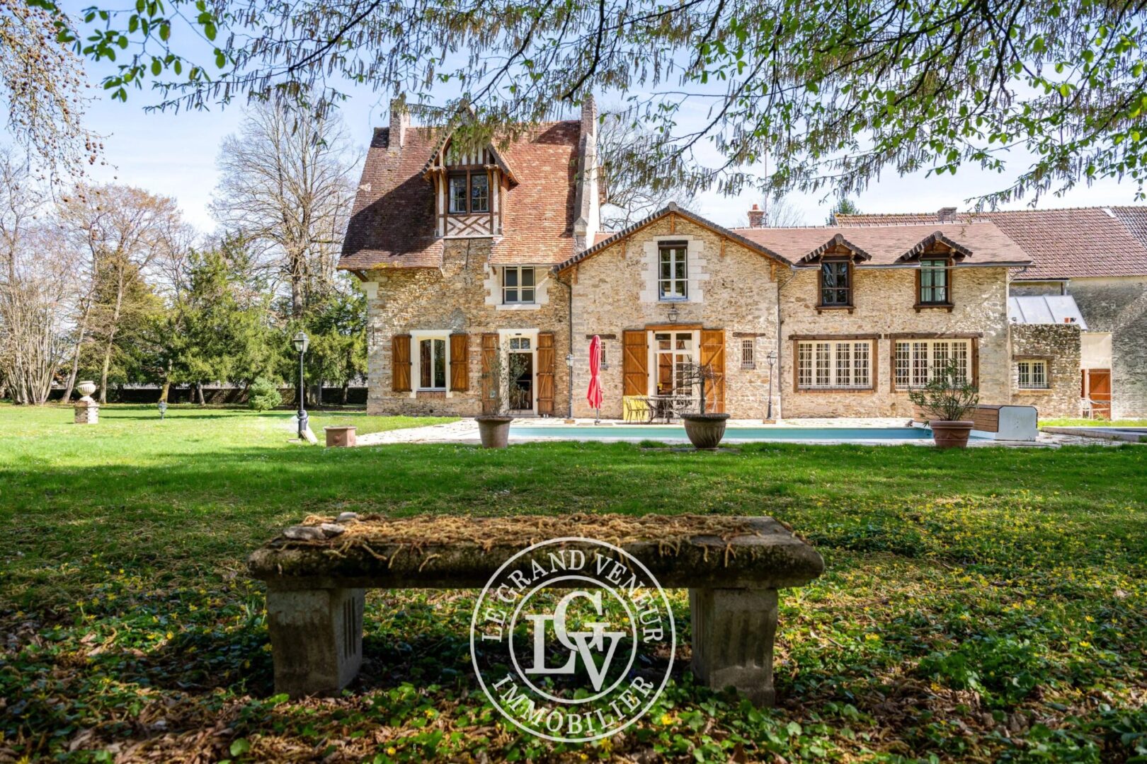 DEMEURE DE CHARME – 6 CHAMBRES – BUREAU – 3 SALLES DE BAINS – PISCINE – TENNIS- PARC PAYSAGER DE 24 500M²