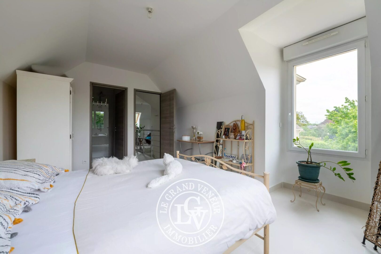 À 8MN DE MELUN – VILLA CONTEMPORAINE DE 205M² – 6 CHAMBRES – SOUS SOL TOTAL – JARDIN PAYSAGER DE 1045M²