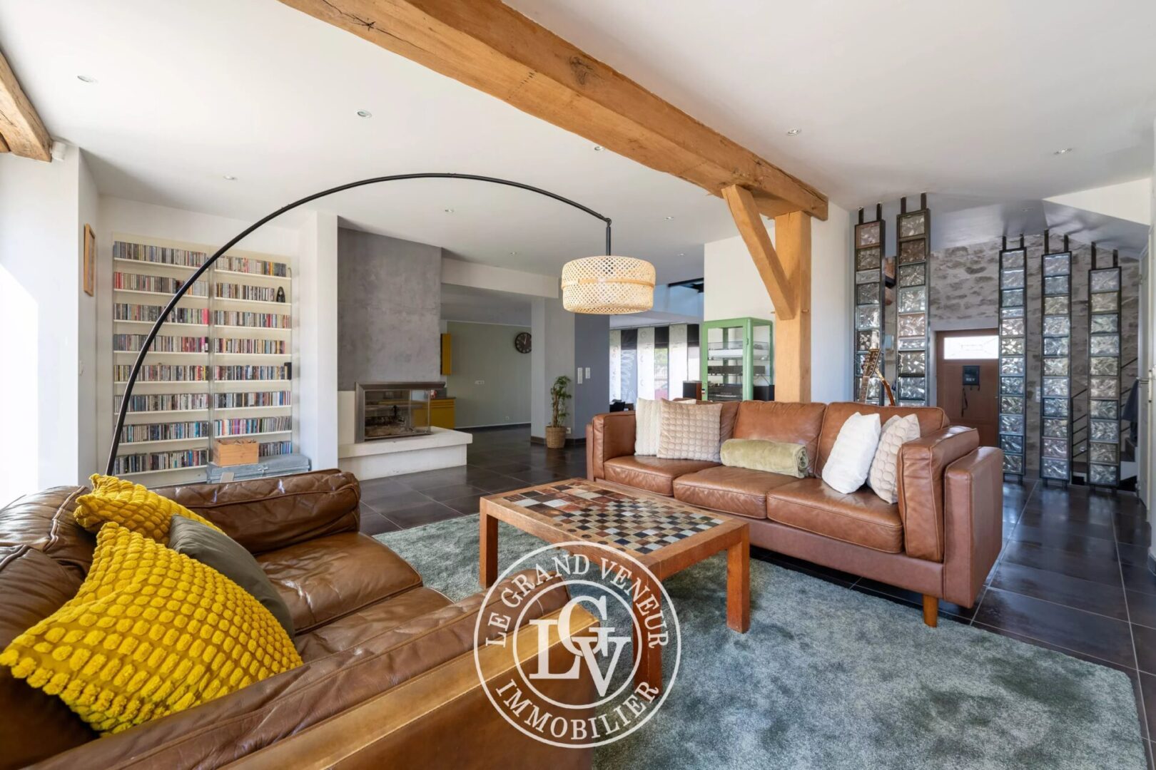 SAMOIS SUR SEINE – MAISON DE VILLAGE REPENSÉE EN STYLE « LOFT » DE 250 M²
