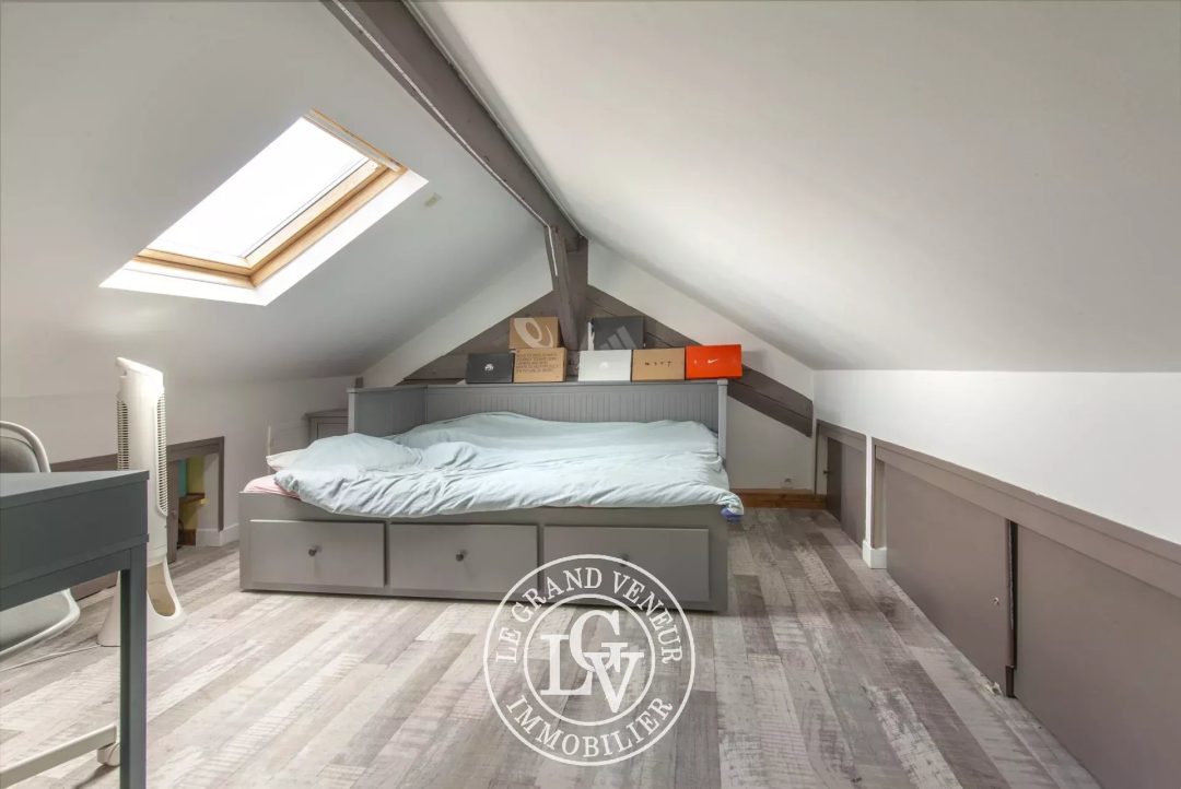 FONTAINEBLEAU – MAISON FAMILIALE DE 133 M² AVEC DÉPENDANCE AMÉNAGÉE DE 27 M² ET JARDIN