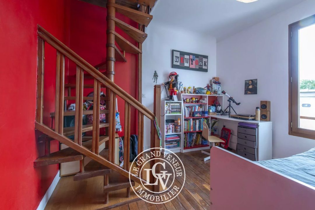 FONTAINEBLEAU – MAISON FAMILIALE DE 133 M² AVEC DÉPENDANCE AMÉNAGÉE DE 27 M² ET JARDIN