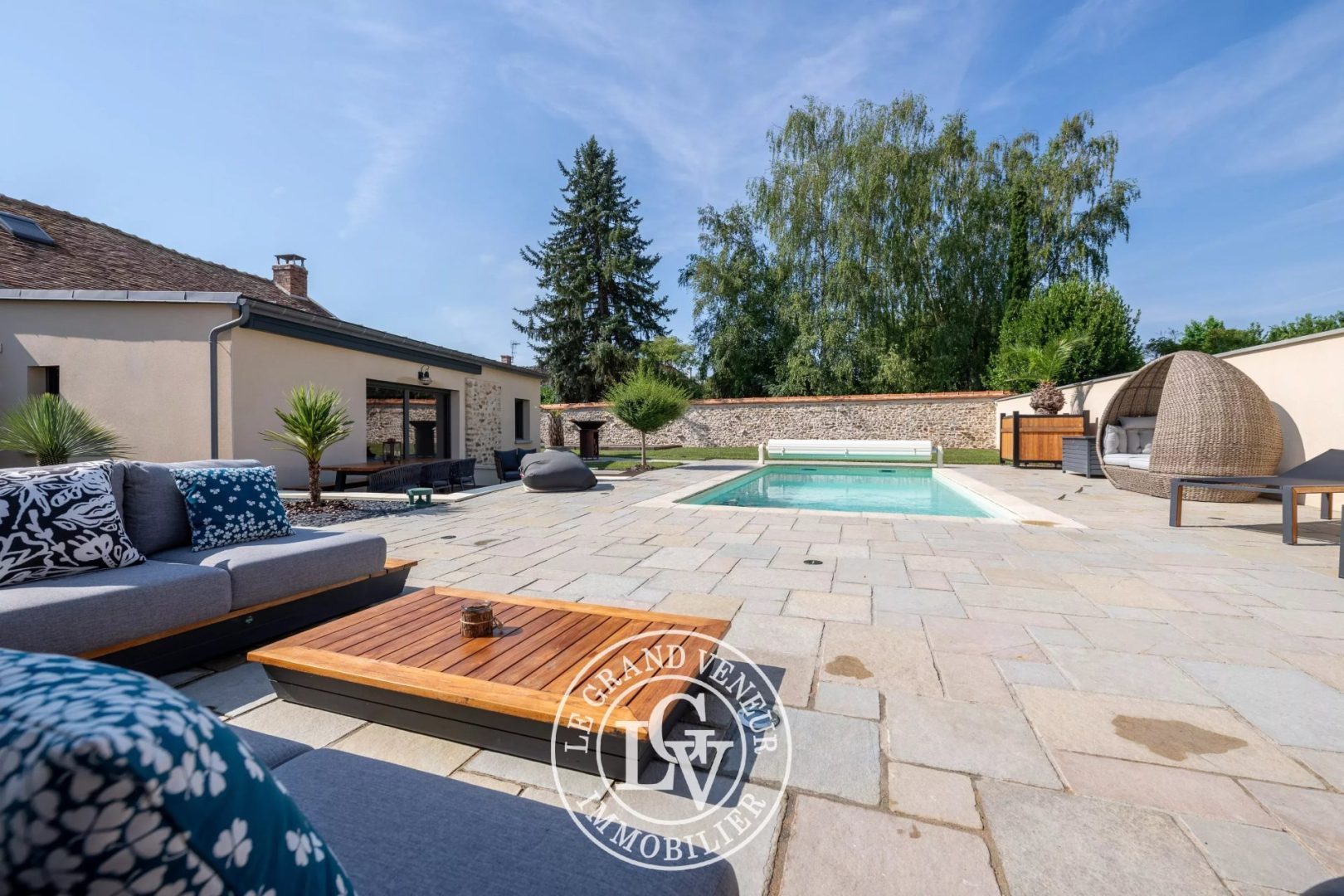 À SAINT-SAUVEUR-SUR-ÉCOLE- PROPRIÉTÉ TRADITIONNELLE ET DÉPENDANCE – 4 CHAMBRES – GARAGE DOUBLE – CAVE – PISCINE – JARDIN PAYSAGER