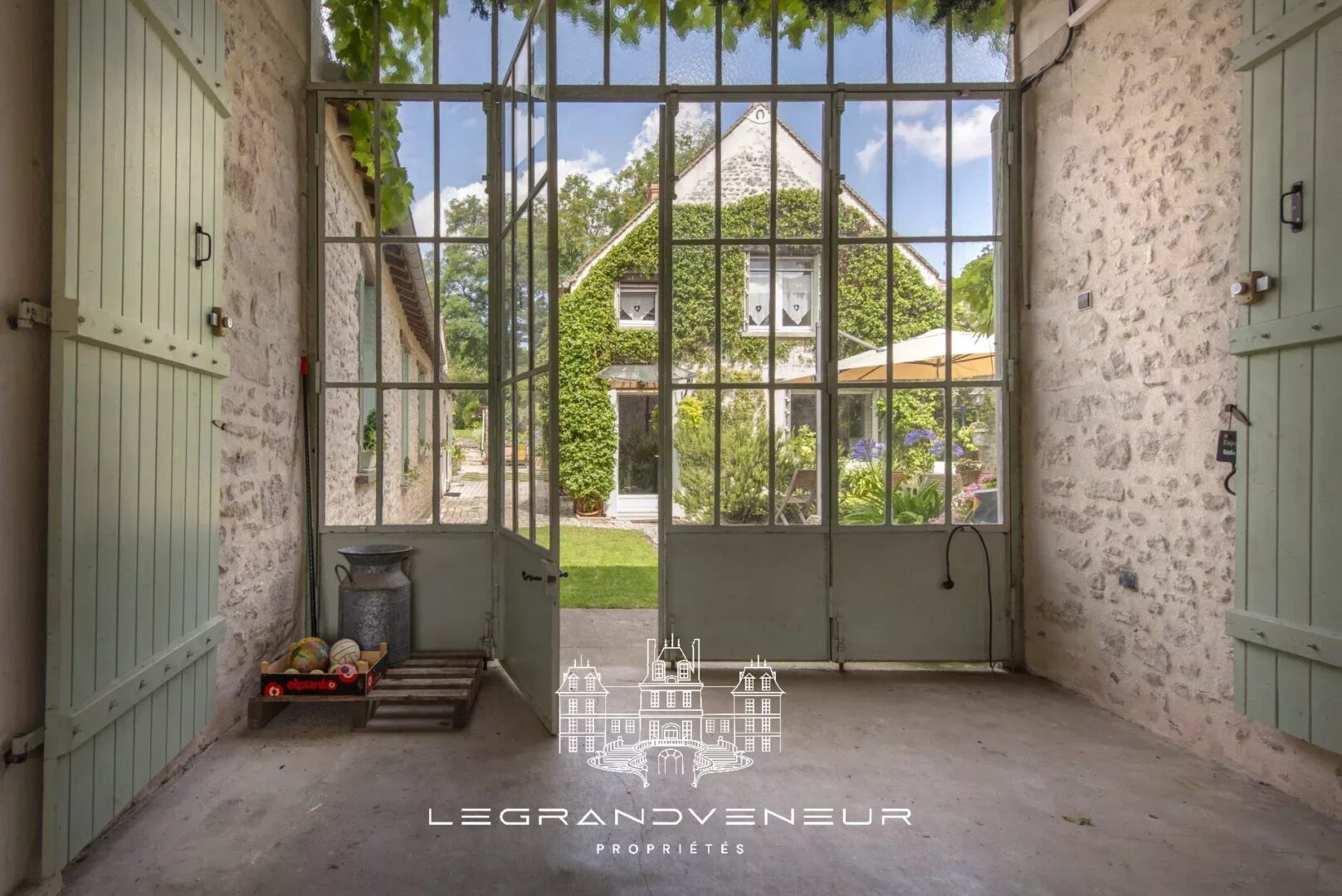 PROCHE NEMOURS – À FROMONT – AUTHENTIQUE PROPRIÉTÉ DE 285M²- 7 CHAMBRES AVEC GÎTE INDÉPENDANT ET BUREAU/ATELIER, ÉDIFIÉE SUR PARC CLOS ET PAYSAGER DE 1994M²