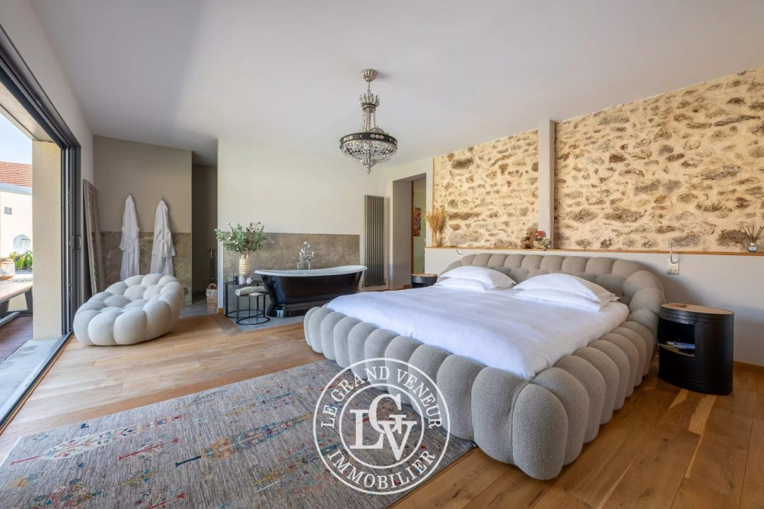 À SAINT-SAUVEUR-SUR-ÉCOLE- PROPRIÉTÉ TRADITIONNELLE ET DÉPENDANCE – 4 CHAMBRES – GARAGE DOUBLE – CAVE – PISCINE – JARDIN PAYSAGER