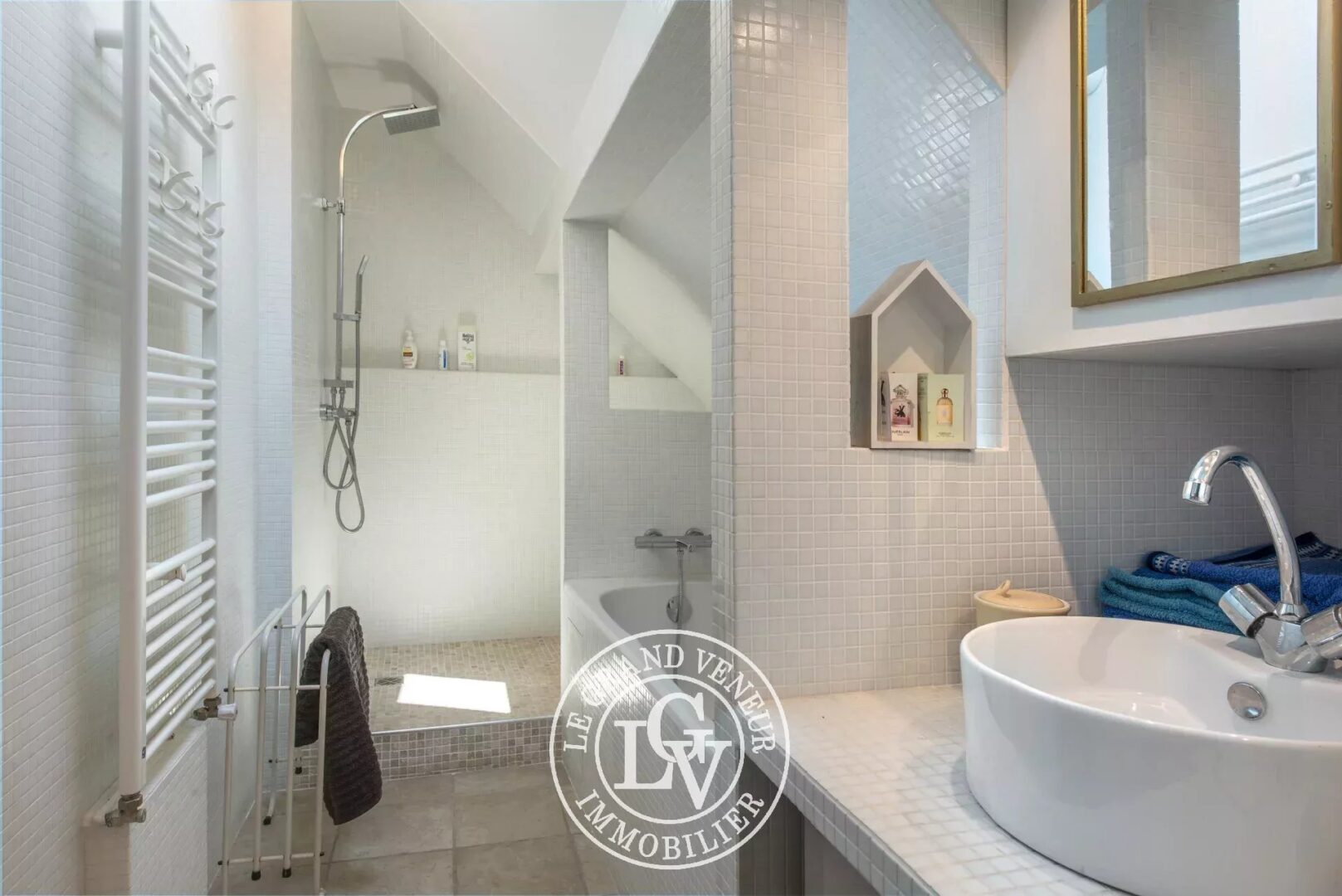 PROCHE FONTAINEBLEAU – À FROMONT – AUTHENTIQUE PROPRIÉTÉ DE 285M²- 7 CHAMBRES AVEC GÎTE INDÉPENDANT ET BUREAU/ATELIER,  ÉDIFIÉE SUR PARC CLOS ET PAYSAGER DE 1994M²