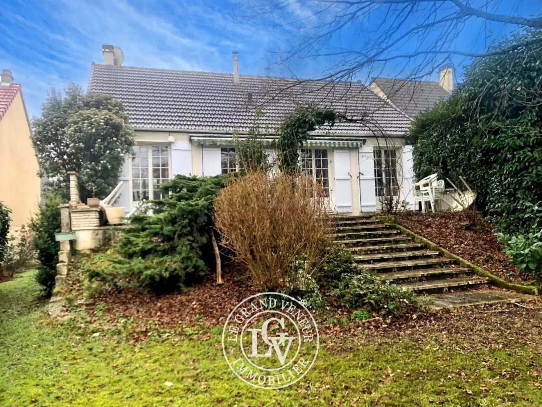 MAISON DE PLAIN PIED SUR SOUS SOL TOTAL ET JARDIN PAYSAGÉ DE 693M² – 700M À PIEDS DE LA GARE