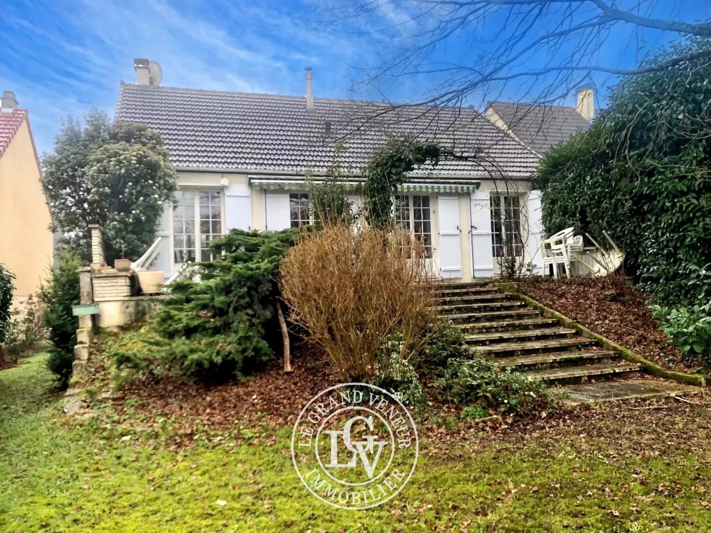 MAISON DE PLAIN PIED SUR SOUS SOL TOTAL ET JARDIN PAYSAGÉ DE 693M² – 700M À PIEDS DE LA GARE