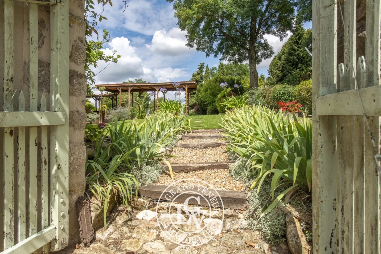 PROCHE FONTAINEBLEAU – À FROMONT – AUTHENTIQUE PROPRIÉTÉ DE 285M²- 7 CHAMBRES AVEC GÎTE INDÉPENDANT ET BUREAU/ATELIER,  ÉDIFIÉE SUR PARC CLOS ET PAYSAGER DE 1994M²