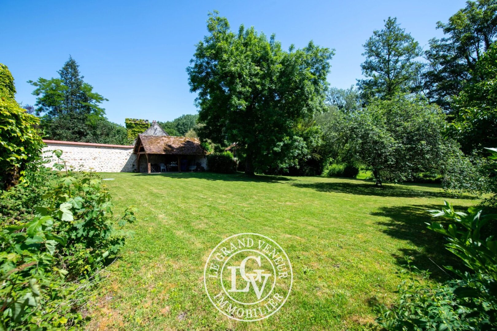 20MN DE FONTAINEBLEAU – À DORMELLES- DEUX FERMETTES 235M² HABITABLES – 8 CHAMBRES – JARDIN CLOS 1809M²