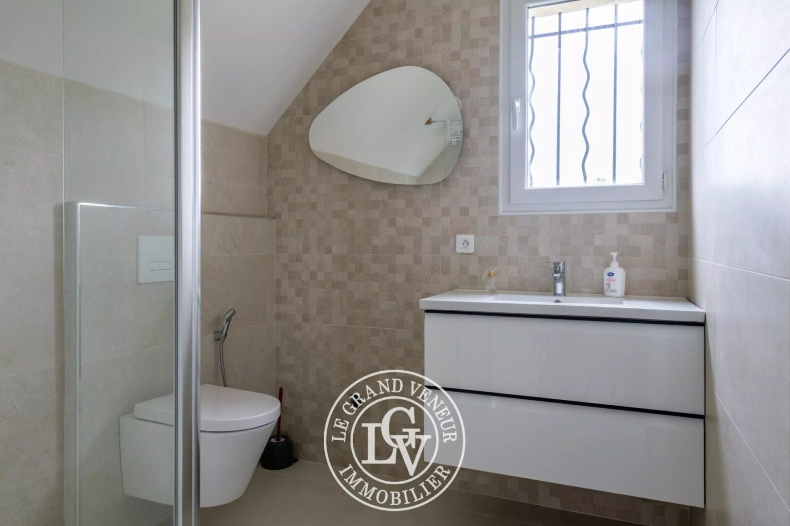 À 8MN DE MELUN – VILLA CONTEMPORAINE DE 205M² – 6 CHAMBRES – SOUS SOL TOTAL – JARDIN PAYSAGER DE 1045M²