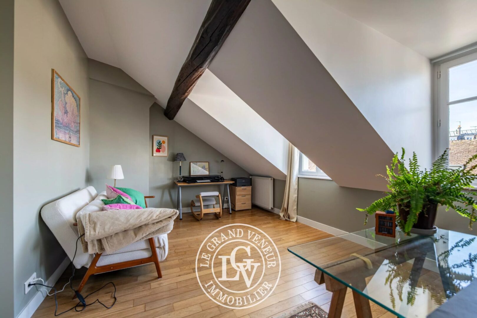 FONTAINEBLEAU – MAISON DE VILLE RÉNOVÉE DE 98M2 –  4 CHAMBRES, TERRASSE, À DEUX PAS DU CENTRE
