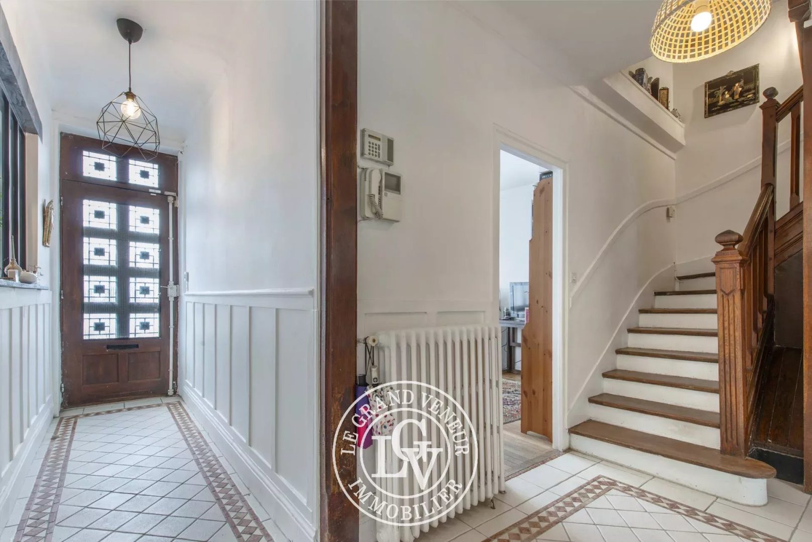 FONTAINEBLEAU – MAISON FAMILIALE DE 133 M² AVEC DÉPENDANCE AMÉNAGÉE DE 27 M² ET JARDIN