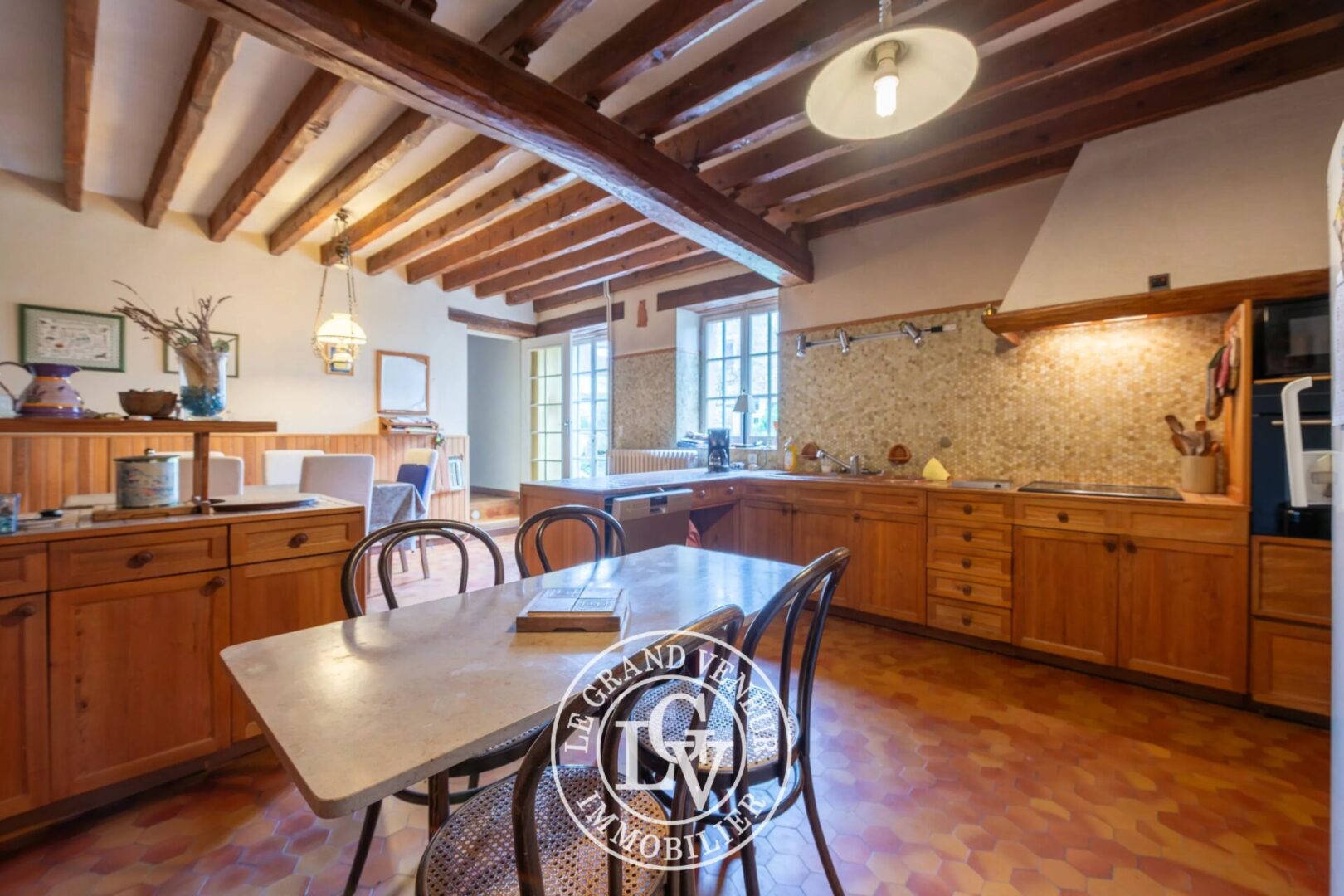 4MN DE BARBIZON – À PERTHES-EN-GÂTINAIS- AUTHENTIQUE LONGÈRE 386M² – GRANGE 100M² AU SOL – CAVE VOUTÉE – JARDIN CLOS 2000M²