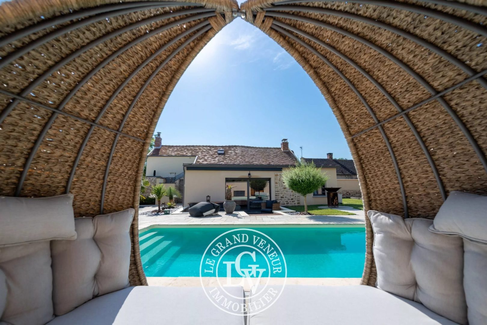 À SAINT-SAUVEUR-SUR-ÉCOLE- PROPRIÉTÉ TRADITIONNELLE ET DÉPENDANCE – 4 CHAMBRES – GARAGE DOUBLE – CAVE – PISCINE – JARDIN PAYSAGER