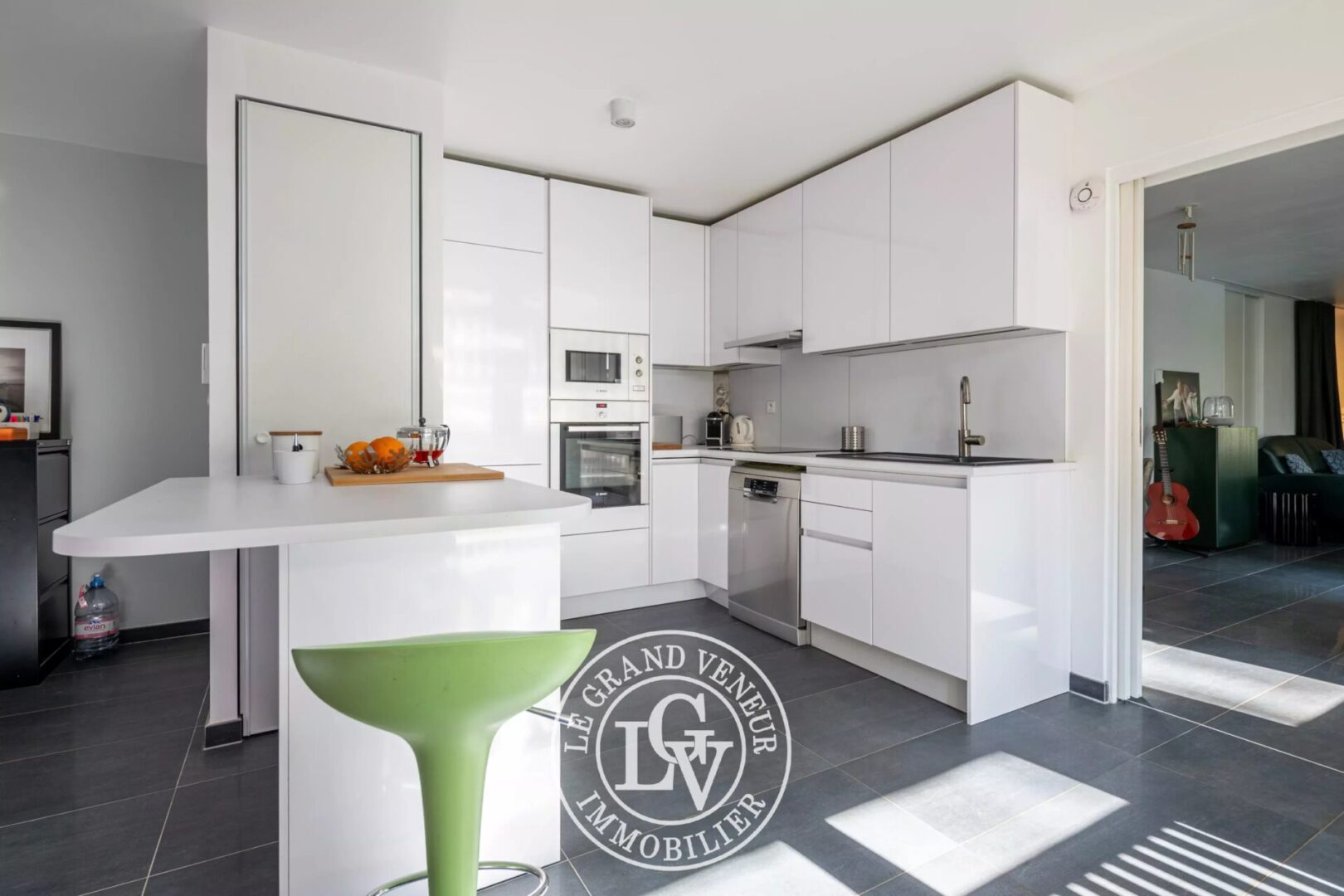 FONTAINEBLEAU – ÉLÉGANT APPARTEMENT DE 93M2 AVEC TERRASSE, JARDIN ET STATIONNEMENT PRIVATIFS DANS RÉSIDENCE RÉCENTE ET SÉCURISÉE – 2 CHAMBRES