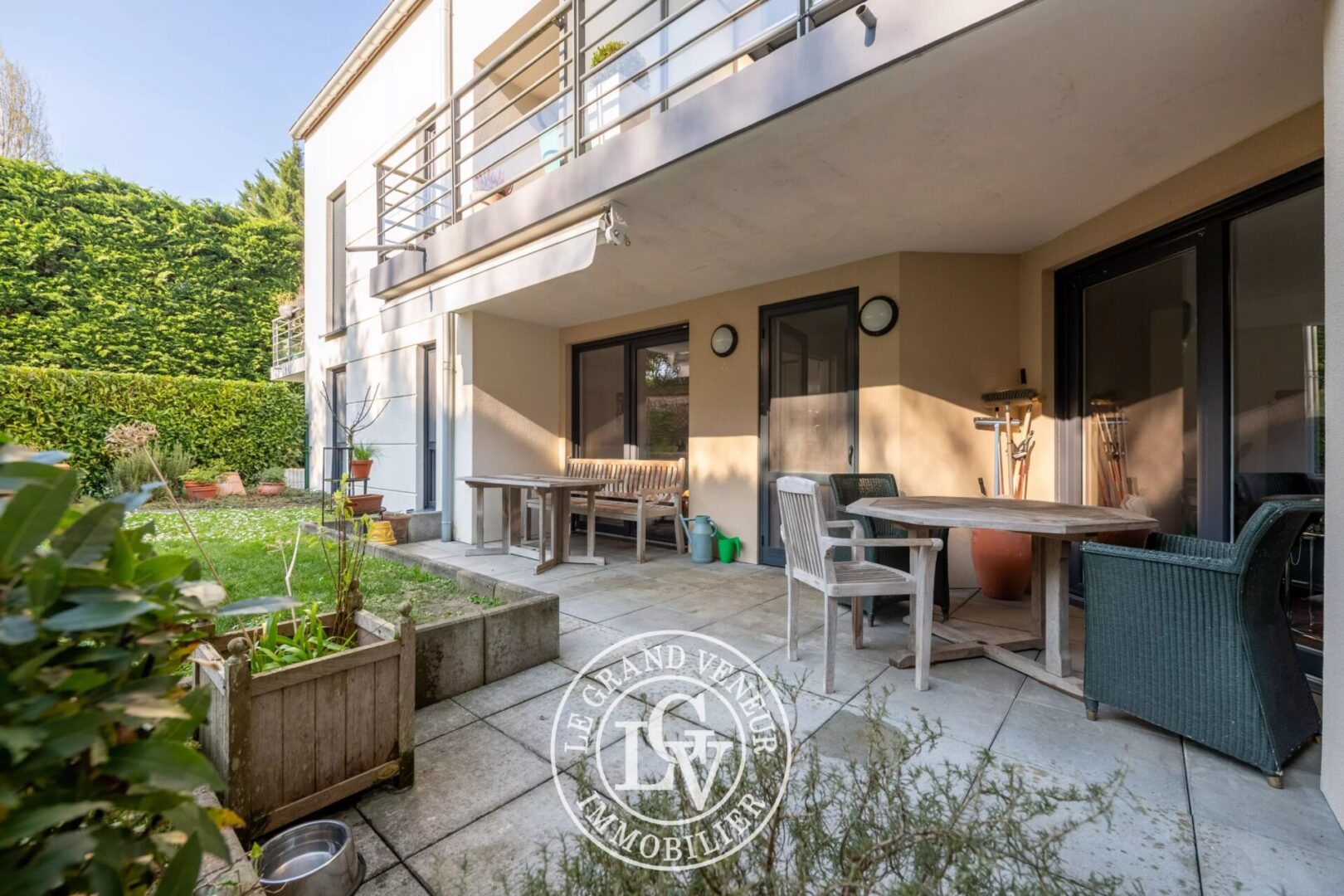 FONTAINEBLEAU – ÉLÉGANT APPARTEMENT DE 93M2 AVEC TERRASSE, JARDIN ET STATIONNEMENT PRIVATIFS DANS RÉSIDENCE RÉCENTE ET SÉCURISÉE – 2 CHAMBRES