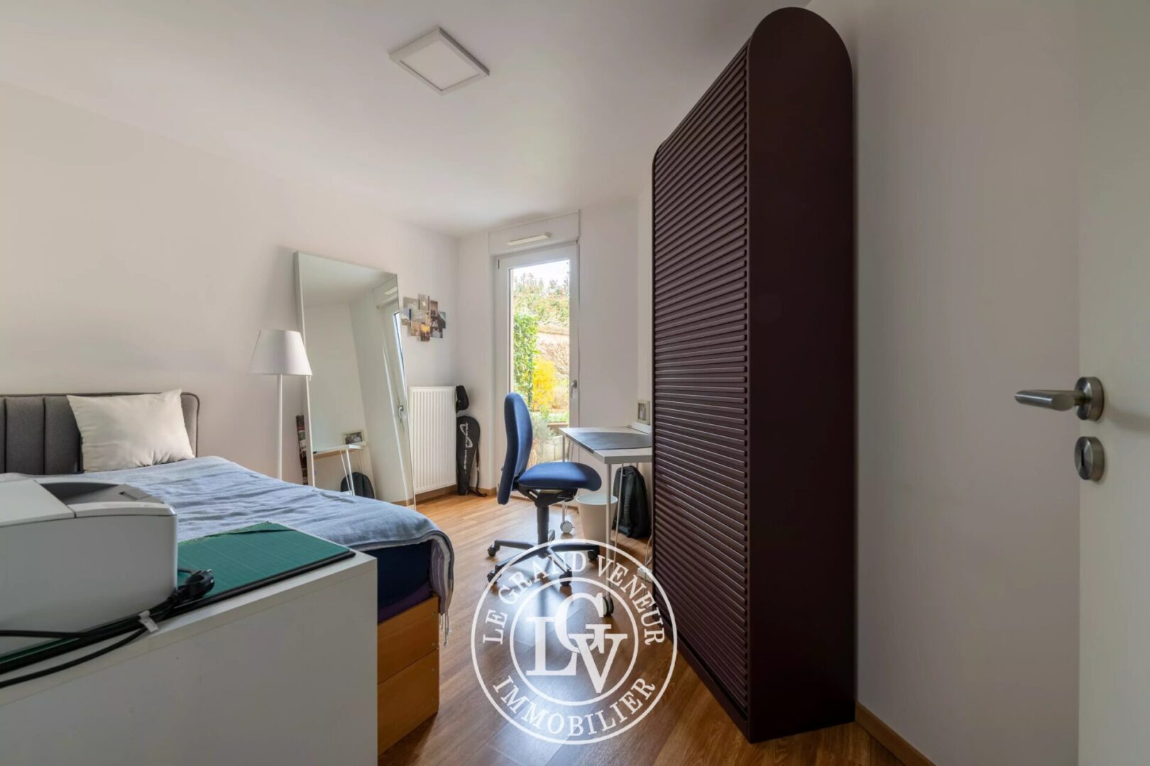 FONTAINEBLEAU – ÉLÉGANT APPARTEMENT DE 93M2 AVEC TERRASSE, JARDIN ET STATIONNEMENT PRIVATIFS DANS RÉSIDENCE RÉCENTE ET SÉCURISÉE – 2 CHAMBRES