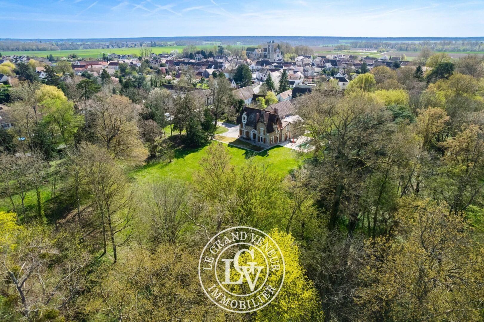 DEMEURE DE CHARME – 6 CHAMBRES – BUREAU – 3 SALLES DE BAINS – PISCINE – TENNIS- PARC PAYSAGER DE 24 500M²
