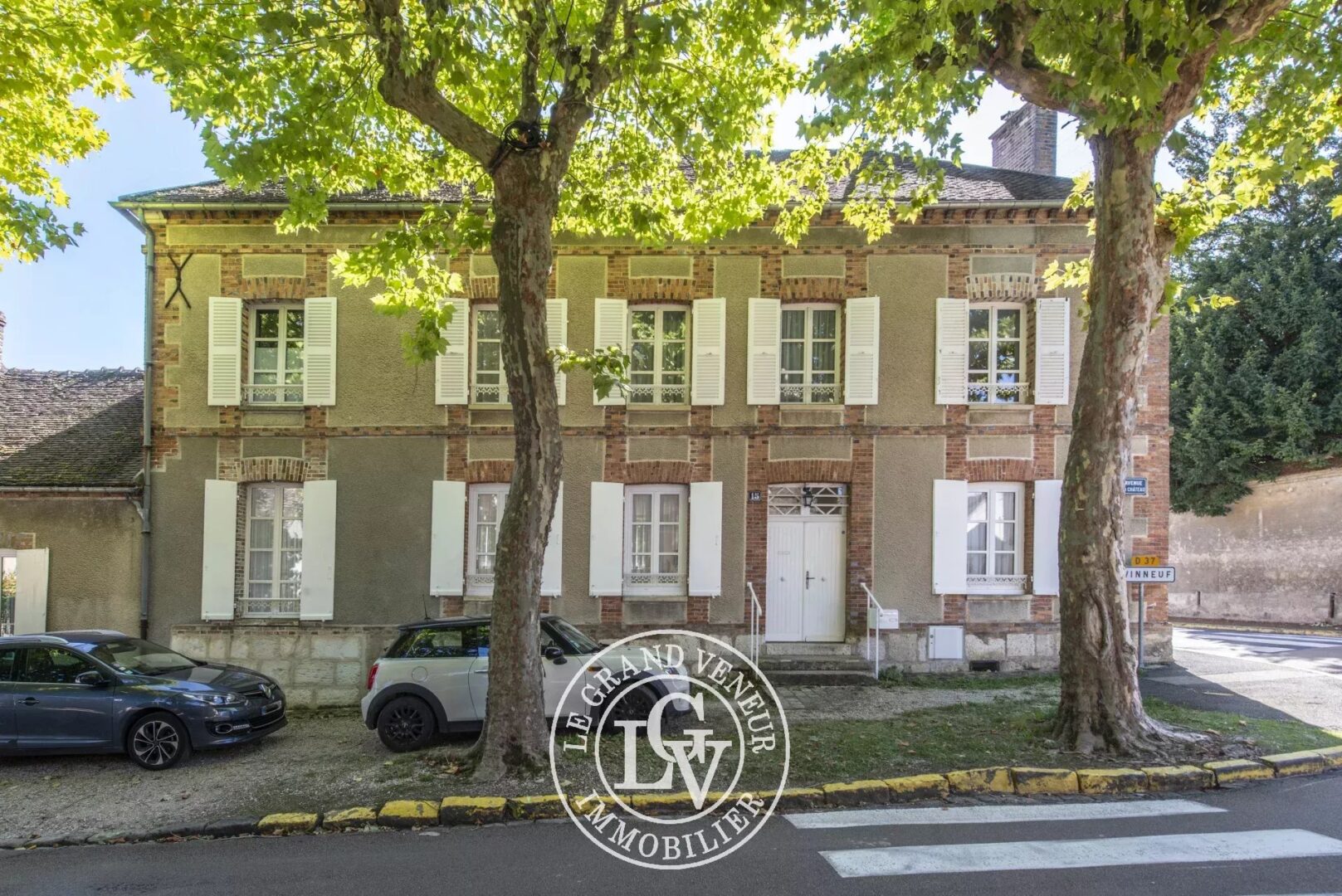A 25 MINS AU SUD DE FONTAINEBLEAU – PROPRIETE DE CHARME AUX VOLUMES GENEREUX