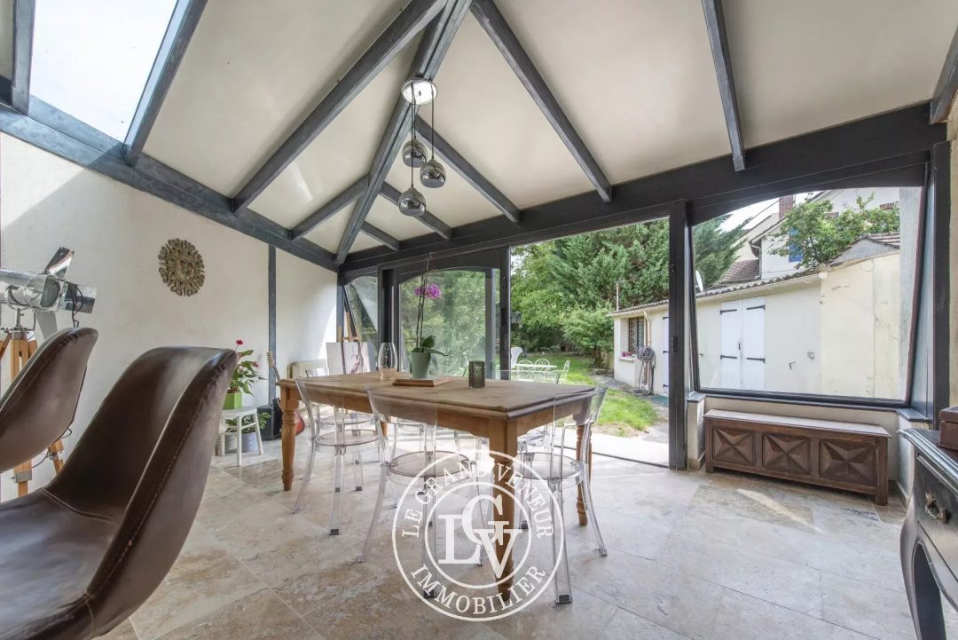 FONTAINEBLEAU – MAISON FAMILIALE DE 133 M² AVEC DÉPENDANCE AMÉNAGÉE DE 27 M² ET JARDIN