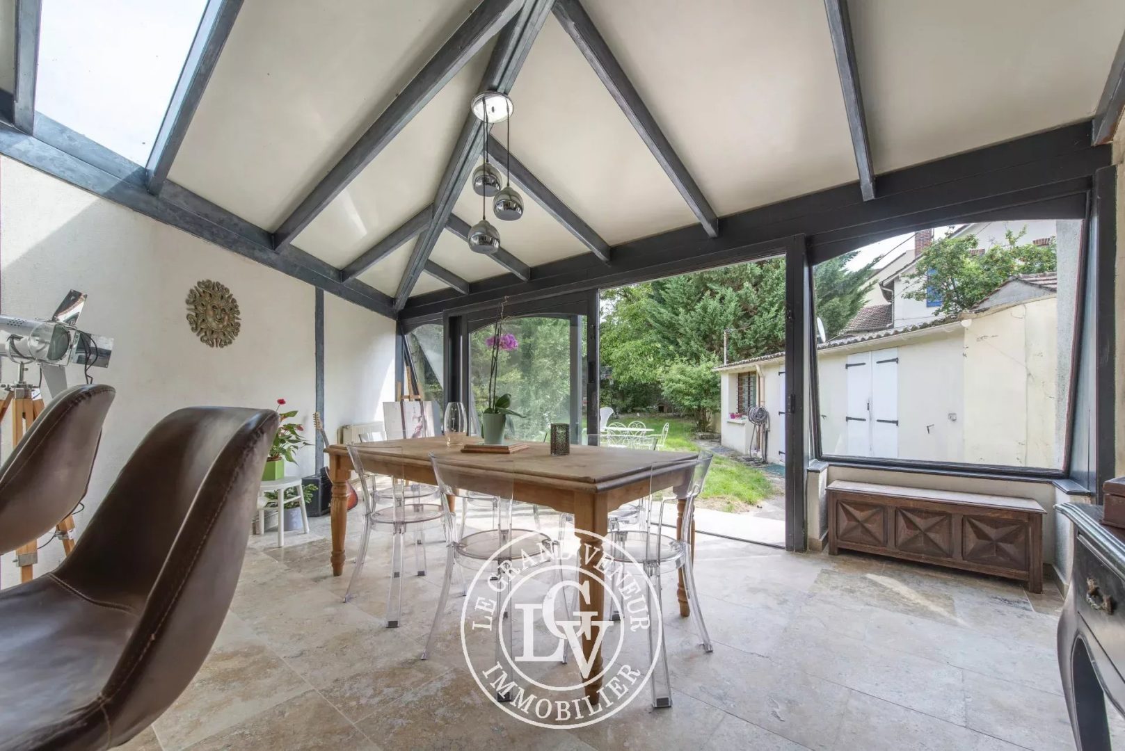 FONTAINEBLEAU – MAISON FAMILIALE DE 133 M² AVEC DÉPENDANCE AMÉNAGÉE DE 27 M² ET JARDIN