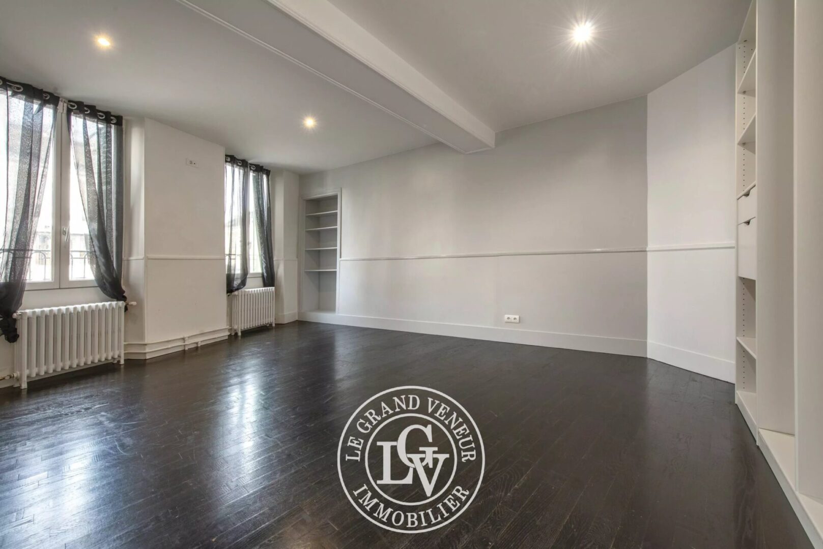 FONTAINEBLEAU – APPARTEMENT SPACIEUX DE 182 M² AVEC PATIO