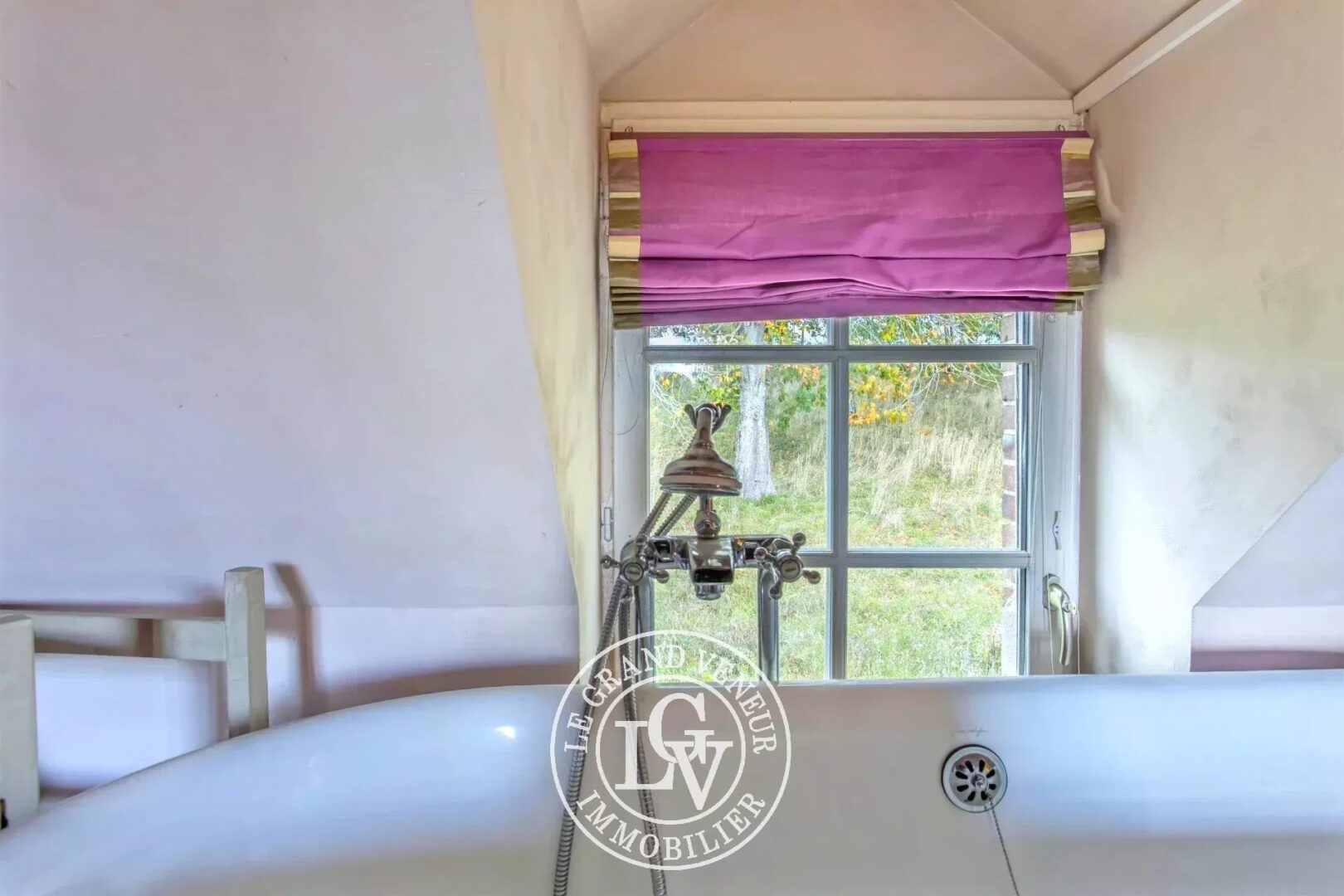 PROCHE FONTAINEBLEAU – DORMELLES – MAISON DE CHARME ET SA GRANGE SUR UN GRAND TERRAIN DE 3 600 M²