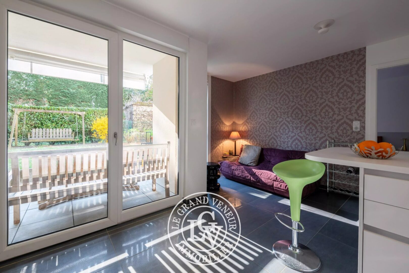 FONTAINEBLEAU – ÉLÉGANT APPARTEMENT DE 93M2 AVEC TERRASSE, JARDIN ET STATIONNEMENT PRIVATIFS DANS RÉSIDENCE RÉCENTE ET SÉCURISÉE – 2 CHAMBRES