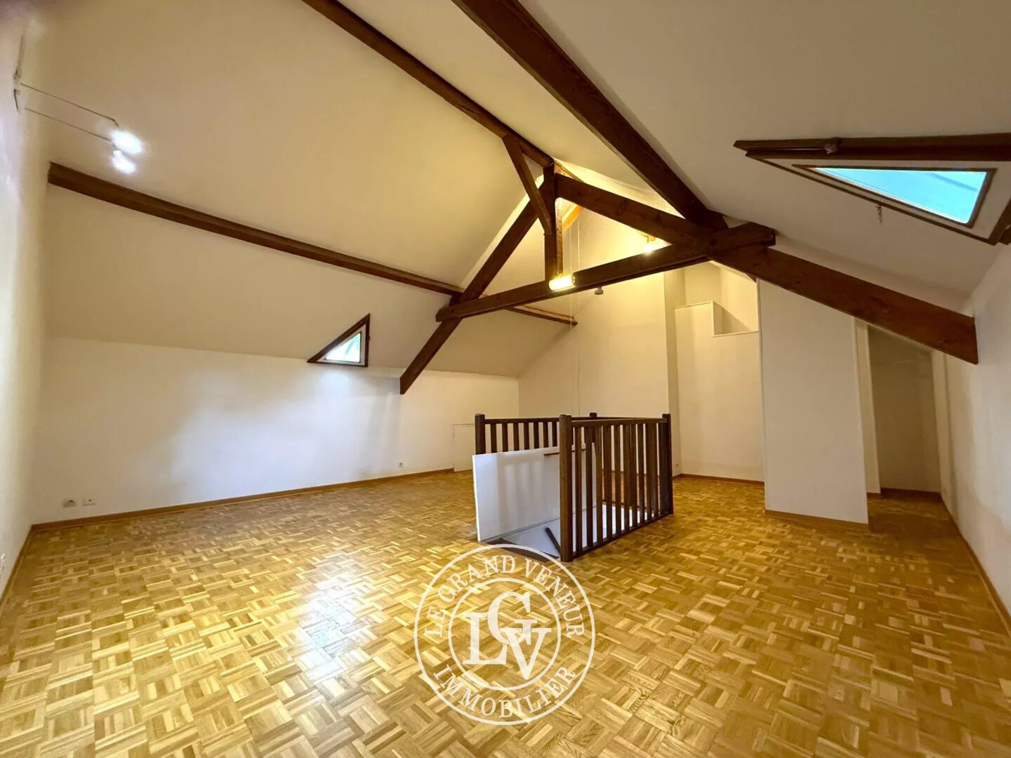 FONTAINEBLEAU – APPARTEMENT FAMILIAL AU DERNIER ÉTAGE