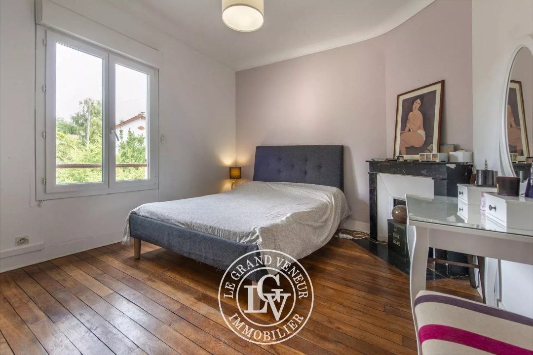 FONTAINEBLEAU – MAISON FAMILIALE DE 133 M² AVEC DÉPENDANCE AMÉNAGÉE DE 27 M² ET JARDIN