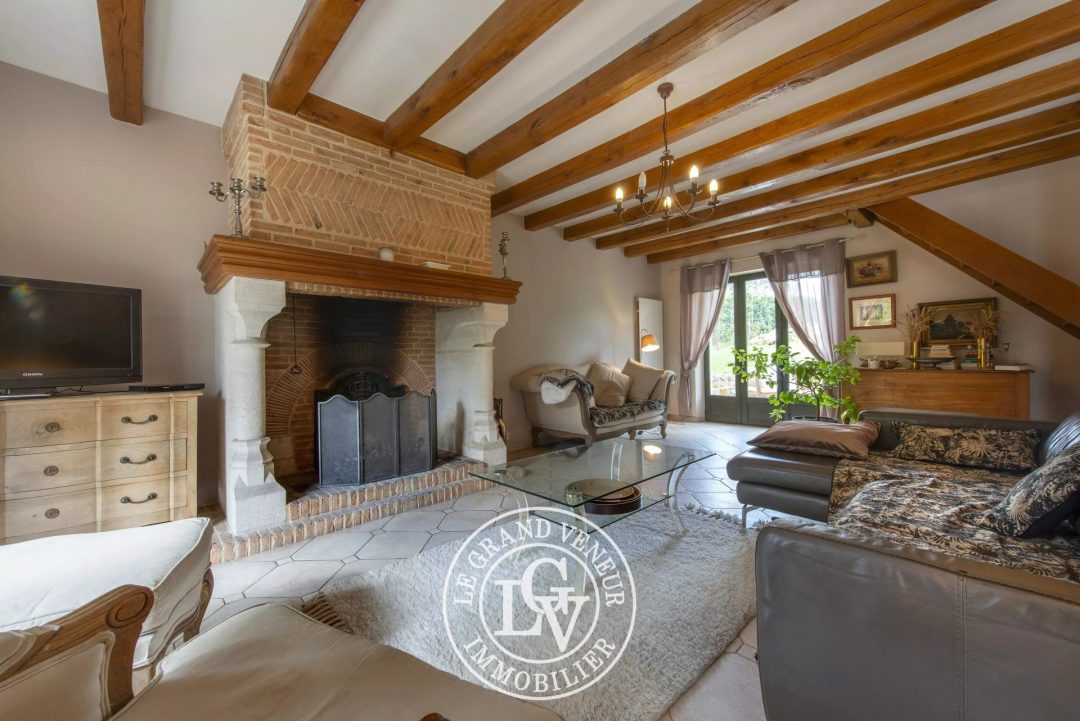 SOUS PROMESSE – CHARMANTE MAISON EN PIERRE ET SON JARDIN BUCCOLIQUE