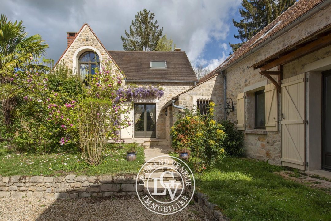 SOUS PROMESSE – CHARMANTE MAISON EN PIERRE ET SON JARDIN BUCCOLIQUE