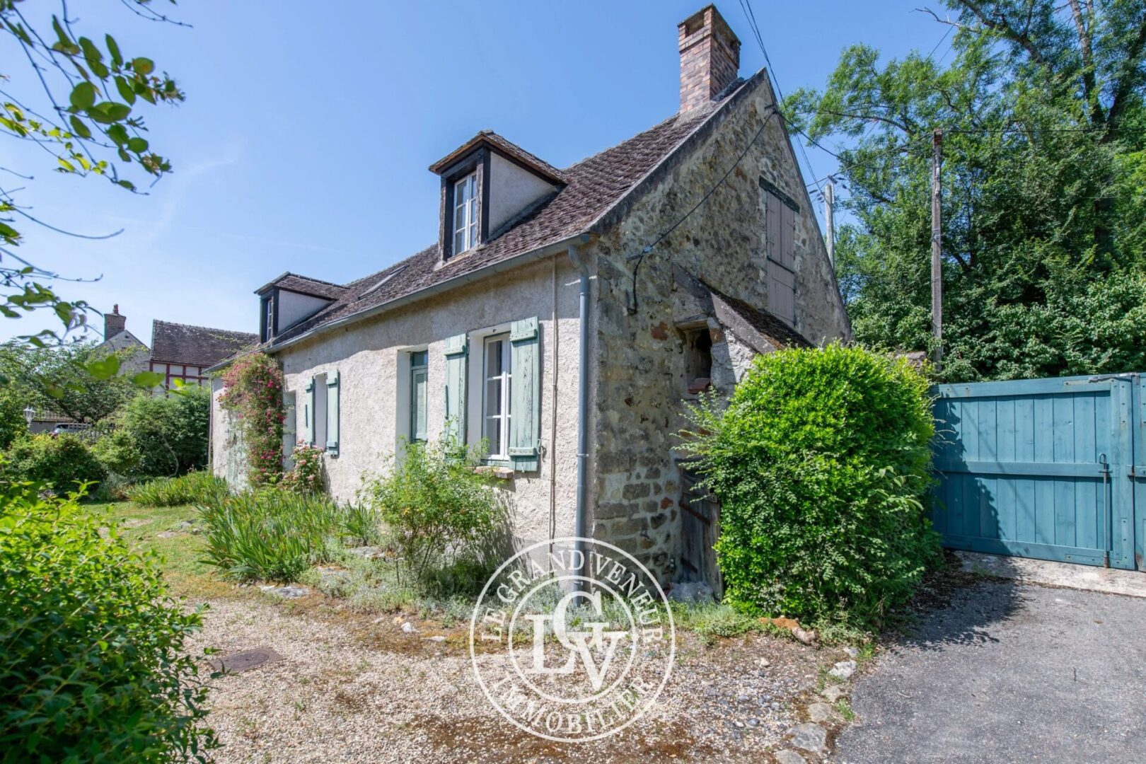 20MN DE FONTAINEBLEAU – À DORMELLES- DEUX FERMETTES 235M² HABITABLES – 8 CHAMBRES – JARDIN CLOS 1809M²