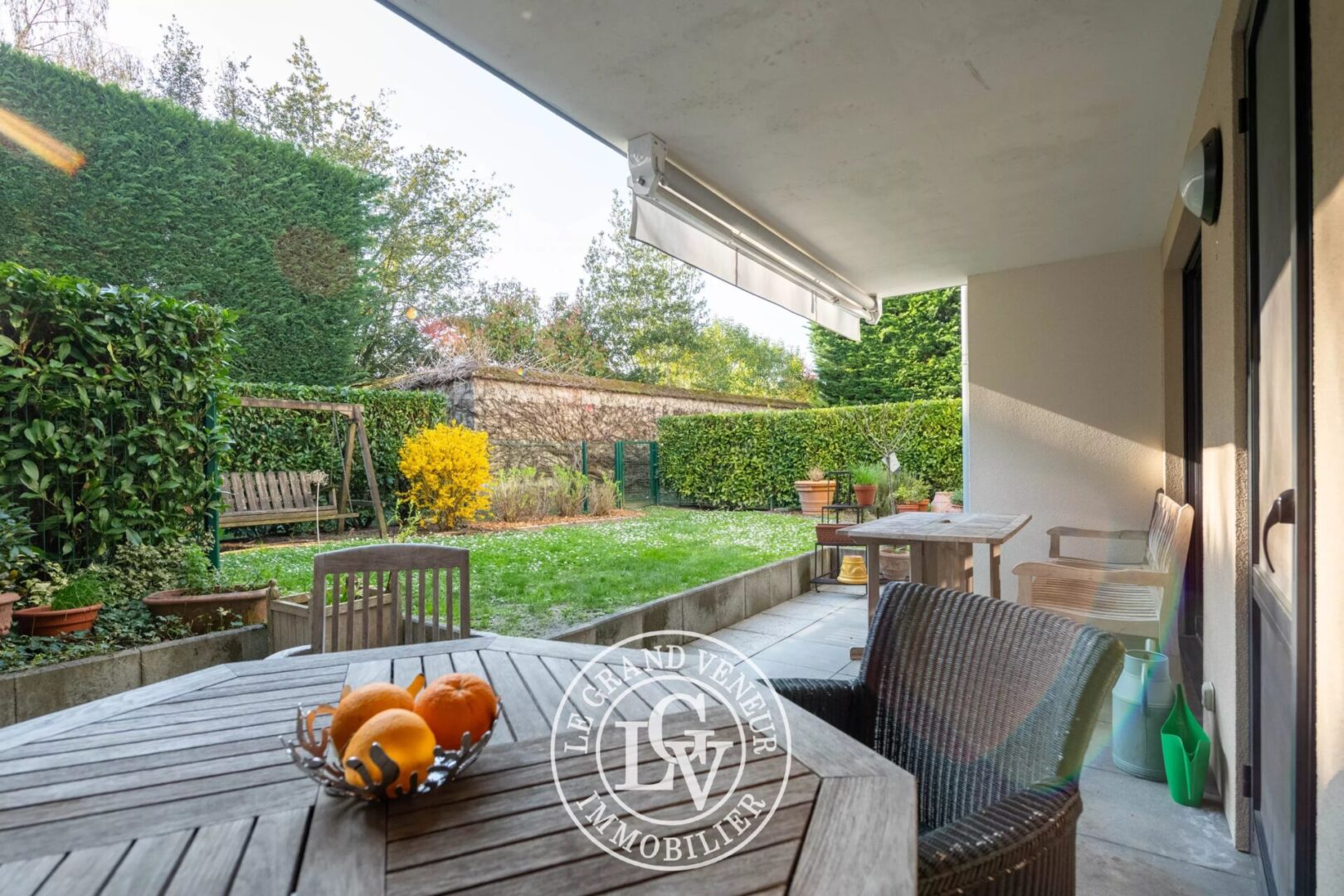 FONTAINEBLEAU – ÉLÉGANT APPARTEMENT DE 93M2 AVEC TERRASSE, JARDIN ET STATIONNEMENT PRIVATIFS DANS RÉSIDENCE RÉCENTE ET SÉCURISÉE – 2 CHAMBRES