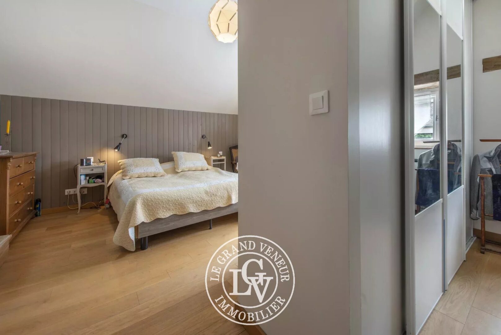 PROCHE FONTAINEBLEAU – À FROMONT – AUTHENTIQUE PROPRIÉTÉ DE 285M²- 7 CHAMBRES AVEC GÎTE INDÉPENDANT ET BUREAU/ATELIER,  ÉDIFIÉE SUR PARC CLOS ET PAYSAGER DE 1994M²