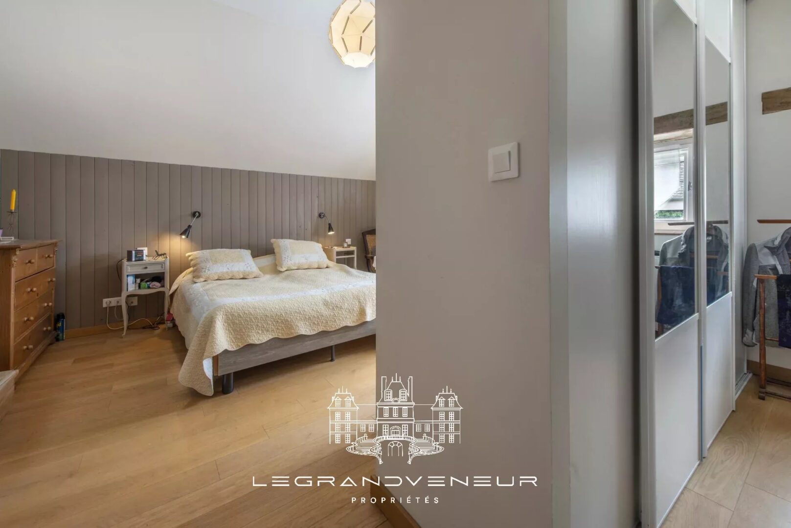 PROCHE NEMOURS – À FROMONT – AUTHENTIQUE PROPRIÉTÉ DE 285M²- 7 CHAMBRES AVEC GÎTE INDÉPENDANT ET BUREAU/ATELIER, ÉDIFIÉE SUR PARC CLOS ET PAYSAGER DE 1994M²