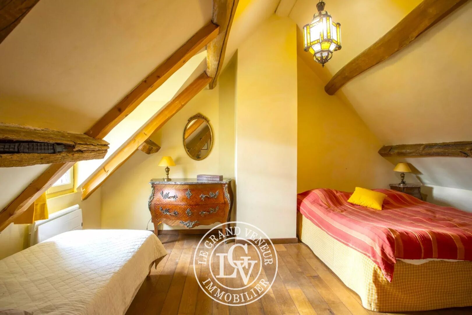 PROCHE FONTAINEBLEAU – DORMELLES – MAISON DE CHARME ET SA GRANGE SUR UN GRAND TERRAIN DE 3 600 M²