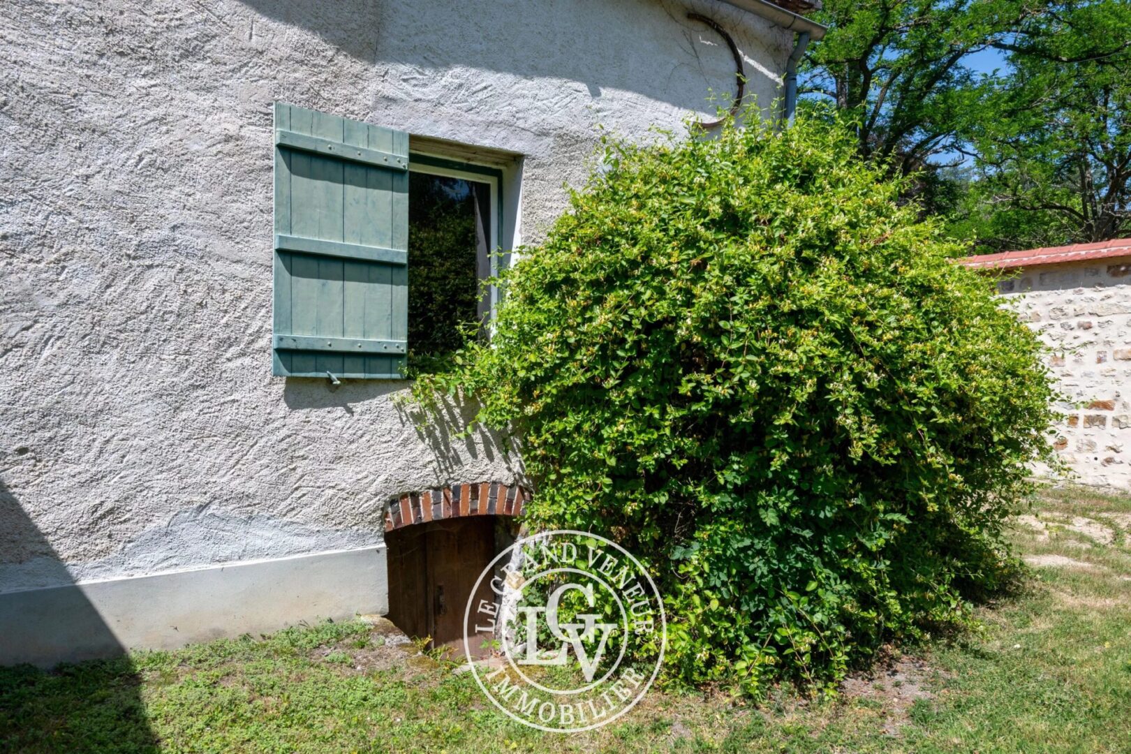 20MN DE FONTAINEBLEAU – À DORMELLES- DEUX FERMETTES 235M² HABITABLES – 8 CHAMBRES – JARDIN CLOS 1809M²