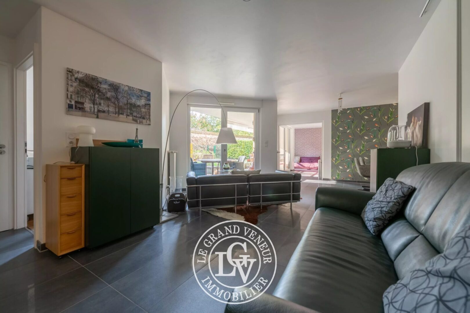 FONTAINEBLEAU – ÉLÉGANT APPARTEMENT DE 93M2 AVEC TERRASSE, JARDIN ET STATIONNEMENT PRIVATIFS DANS RÉSIDENCE RÉCENTE ET SÉCURISÉE – 2 CHAMBRES
