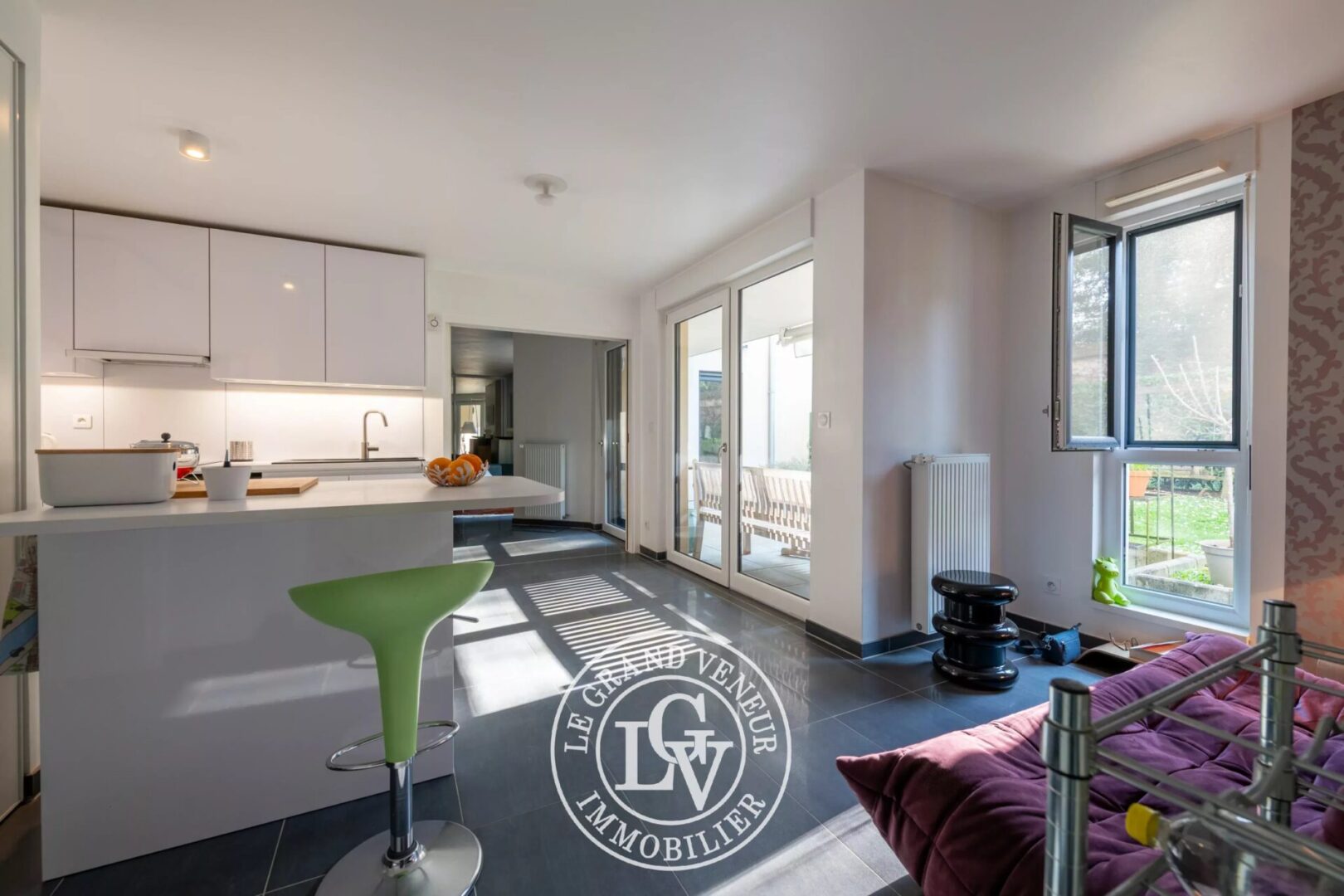 FONTAINEBLEAU – ÉLÉGANT APPARTEMENT DE 93M2 AVEC TERRASSE, JARDIN ET STATIONNEMENT PRIVATIFS DANS RÉSIDENCE RÉCENTE ET SÉCURISÉE – 2 CHAMBRES
