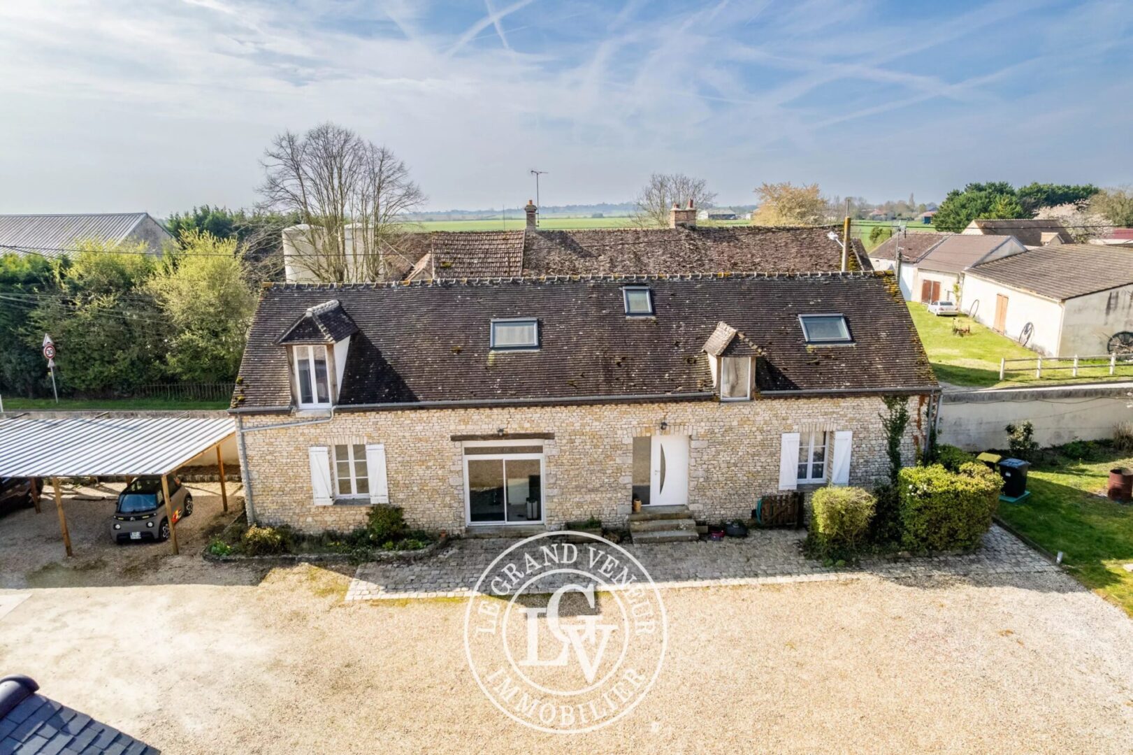 20 MIN DE NEMOURS – À BEAUMONT DU GATINAIS – PROPRIÉTÉ COMPRENANT DEUX LONGÈRES RÉNOVÉES – 8 CHAMBRES-  7 325 M² DE TERRAIN