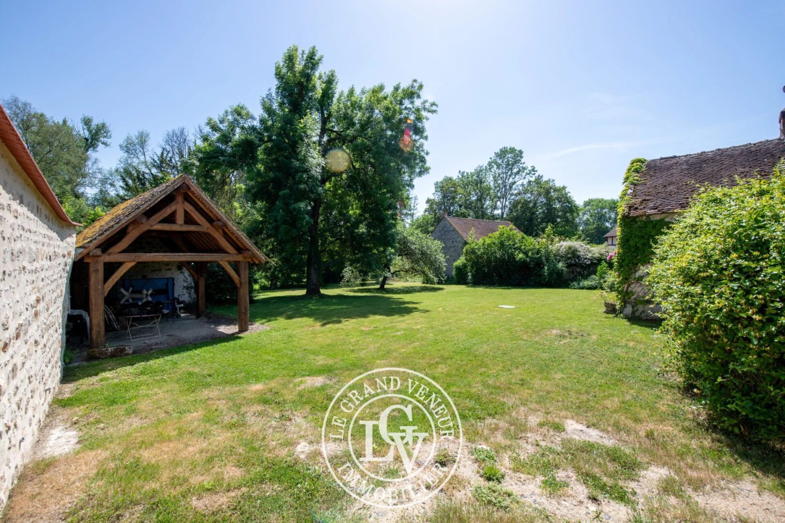 20MN DE FONTAINEBLEAU – À DORMELLES- DEUX FERMETTES 235M² HABITABLES – 8 CHAMBRES – JARDIN CLOS 1809M²