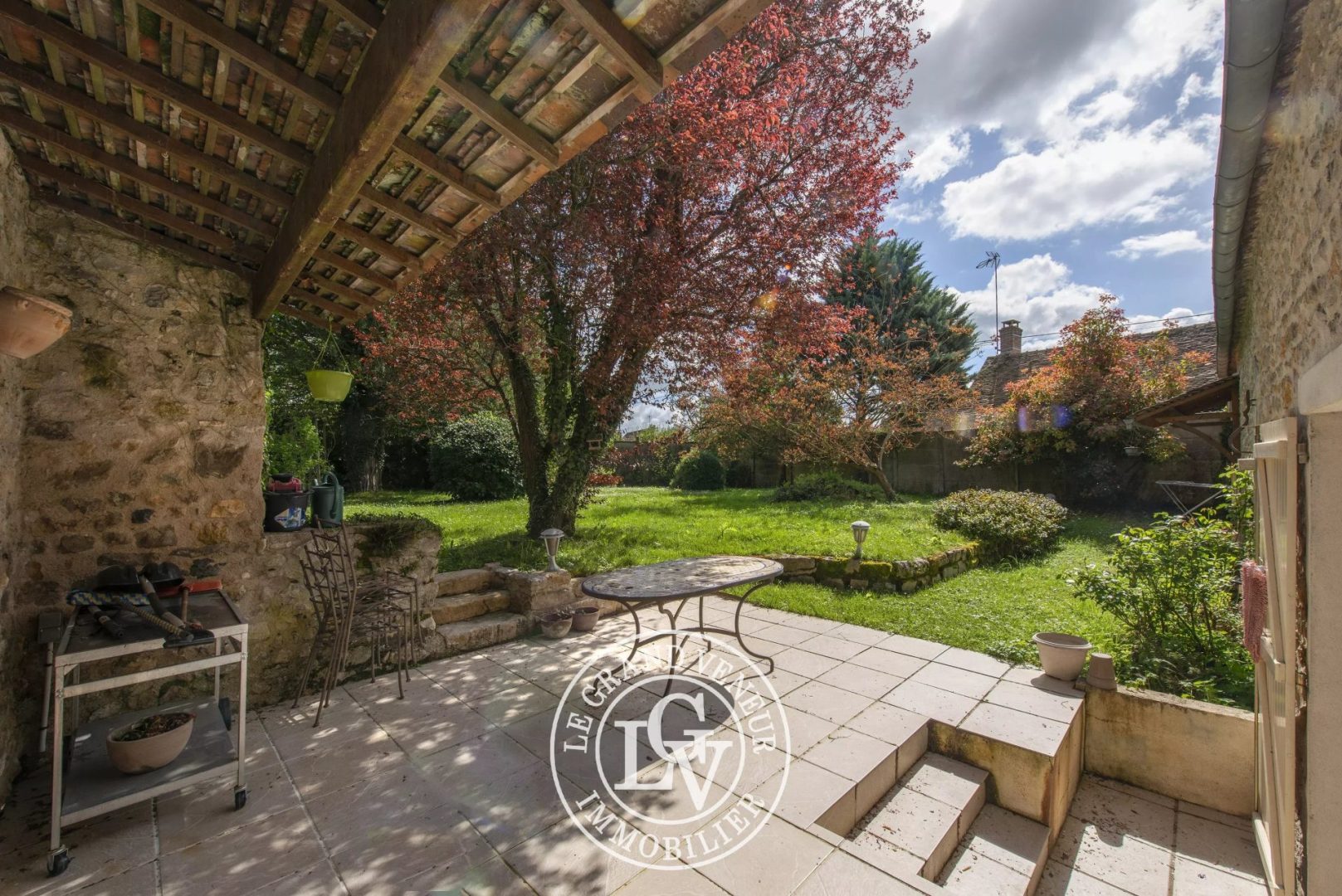 SOUS PROMESSE – CHARMANTE MAISON EN PIERRE ET SON JARDIN BUCCOLIQUE