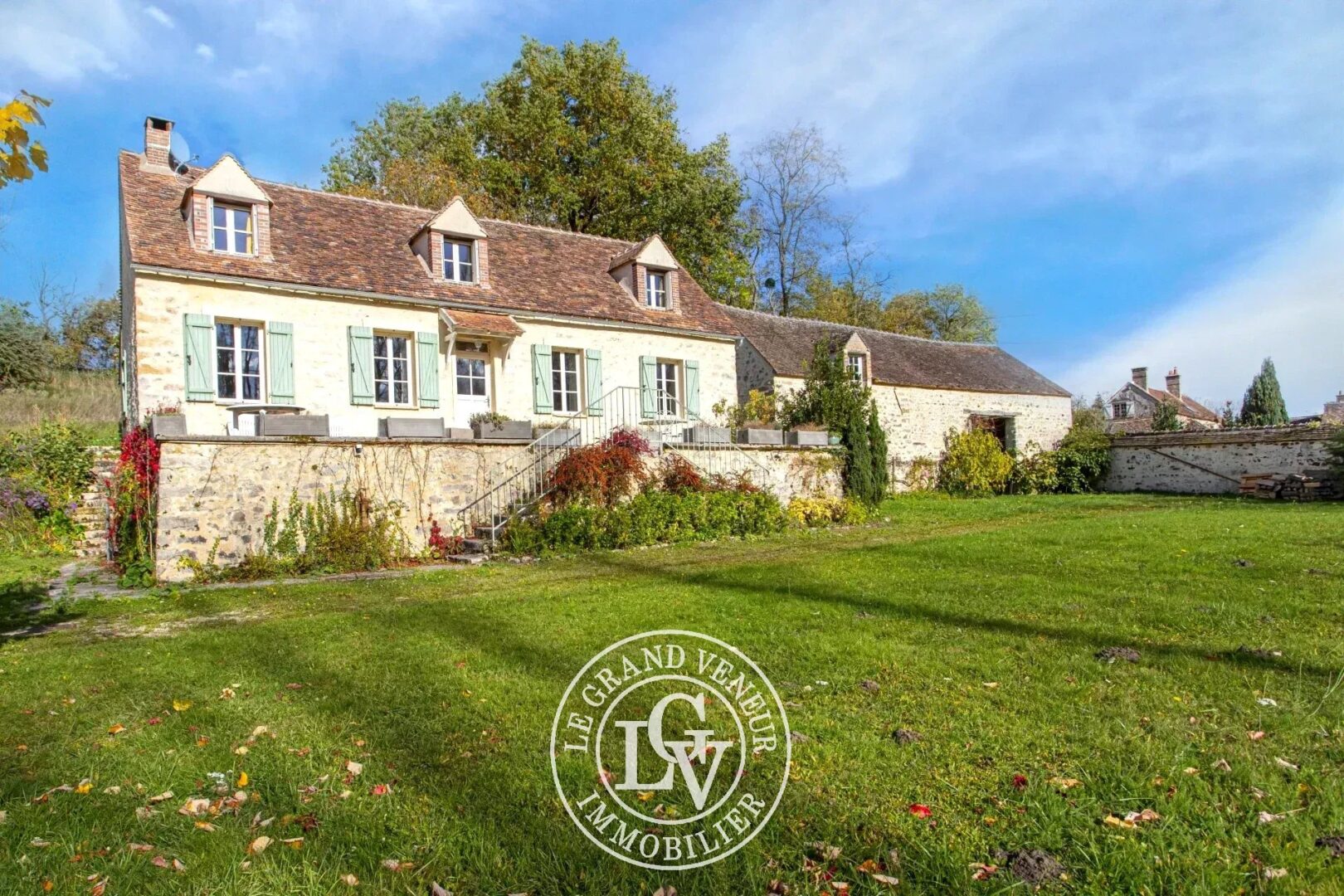 PROCHE FONTAINEBLEAU – DORMELLES – MAISON DE CHARME ET SA GRANGE SUR UN GRAND TERRAIN DE 3 600 M²