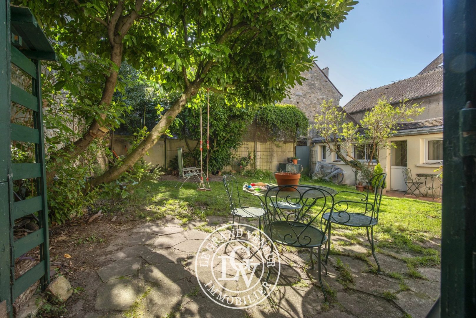 CENTRE VILLE FONTAINEBLEAU – MAISON DE CARACTÈRE AVEC JARDIN