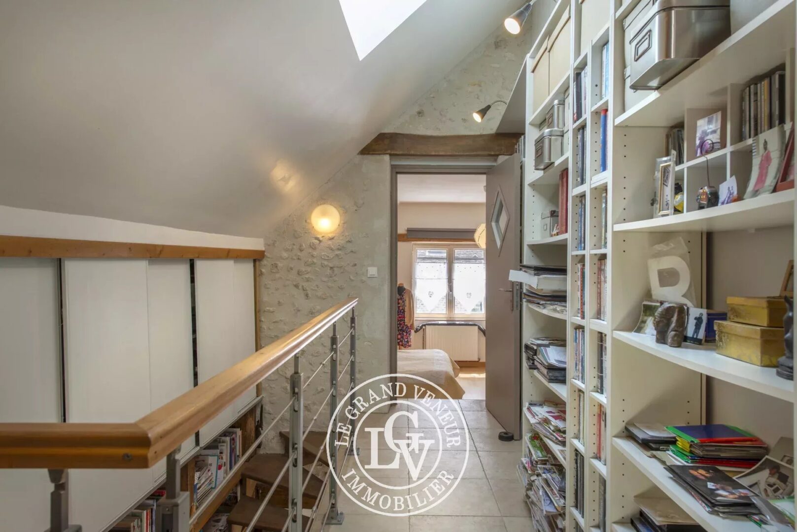 PROCHE FONTAINEBLEAU – À FROMONT – AUTHENTIQUE PROPRIÉTÉ DE 285M²- 7 CHAMBRES AVEC GÎTE INDÉPENDANT ET BUREAU/ATELIER,  ÉDIFIÉE SUR PARC CLOS ET PAYSAGER DE 1994M²