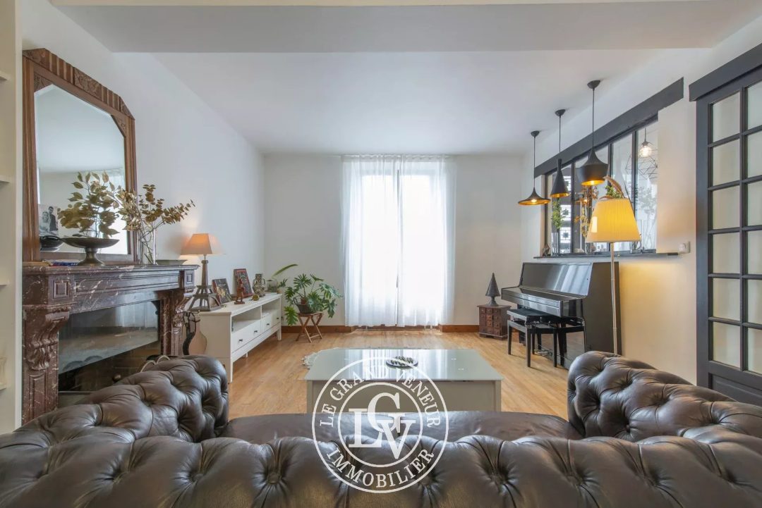 FONTAINEBLEAU – MAISON FAMILIALE DE 133 M² AVEC DÉPENDANCE AMÉNAGÉE DE 27 M² ET JARDIN