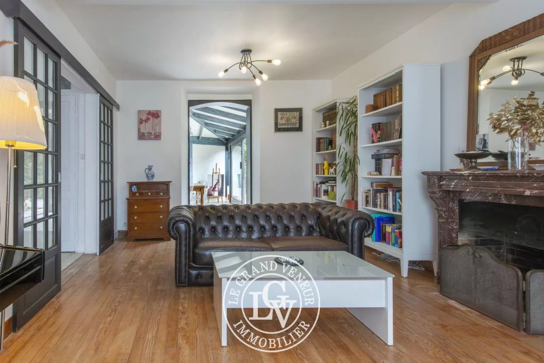 FONTAINEBLEAU – MAISON FAMILIALE DE 133 M² AVEC DÉPENDANCE AMÉNAGÉE DE 27 M² ET JARDIN